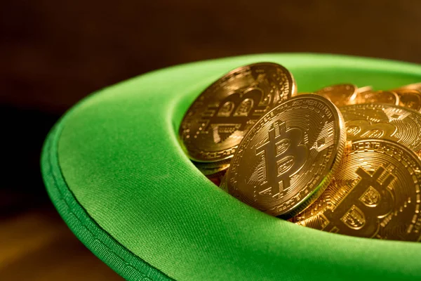 Högen av bitcoins inuti grön hatt St Patricks Day — Stockfoto