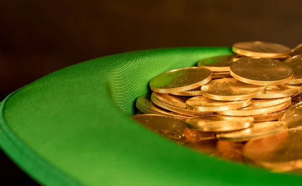 Stapel van pure gouden munten binnen groen hoed St Patricks Day — Stockfoto