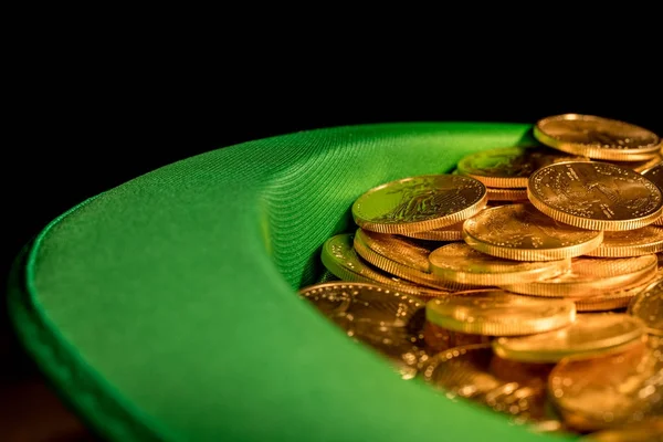 Tiszta arany érmék belül zöld kalap lóherék halom — Stock Fotó