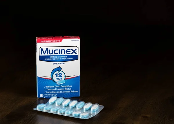 Mucinex slemlösande medicin packet — Stockfoto