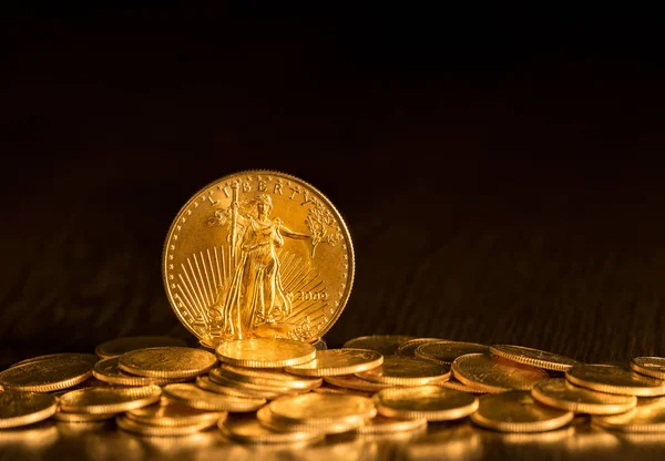 Libertad águila de oro moneda de una onza —  Fotos de Stock