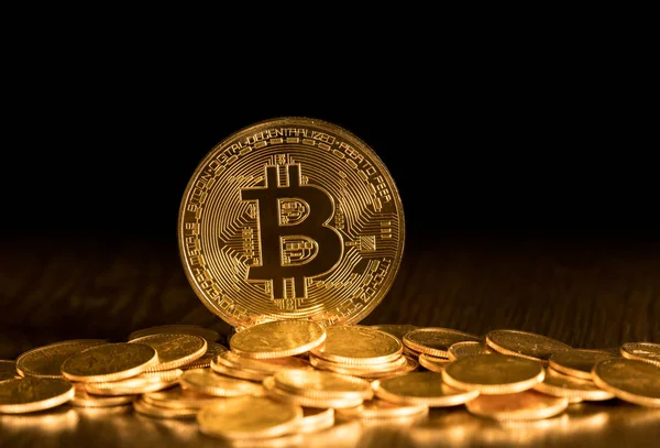 Altın arka plan ile bitcoins yığını — Stok fotoğraf