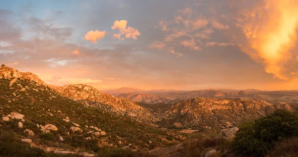 Brillante puesta de sol cerca de Lakeside en California — Foto de Stock