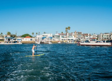 Komuta sizde ayağa paddleboard Balboa Island üzerinde