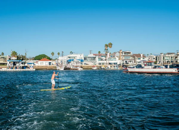 Senior man op stand-up paddleboard op Balboa Island — Stockfoto