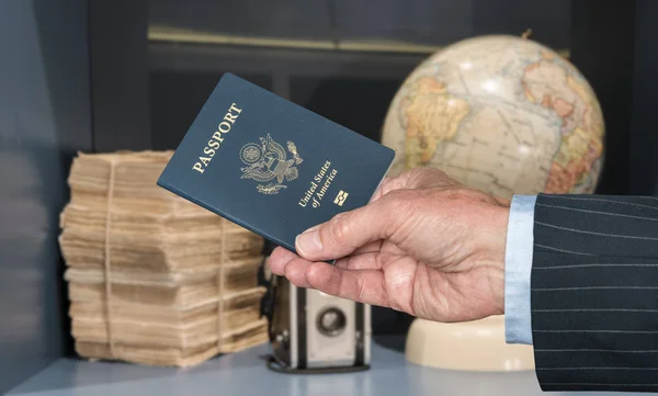 VS burger met paspoort en wereld globe en camera — Stockfoto