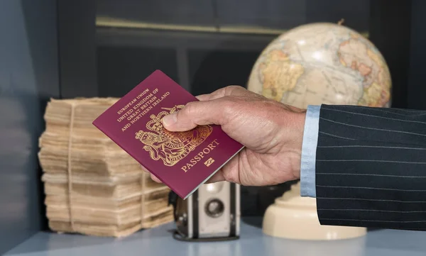 Cidadão do Reino Unido com passaporte e globo mundial com câmera — Fotografia de Stock