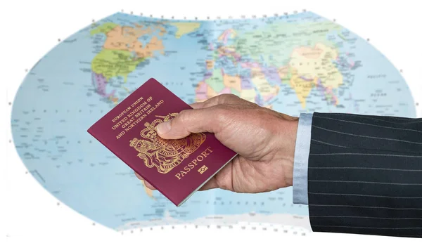 Cidadão do Reino Unido com passaporte e mapa do mundo — Fotografia de Stock