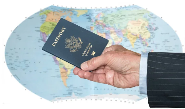 アメリカ市民のパスポートと世界地図と — ストック写真