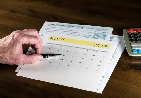 Старший взрослый мужчина с датой налогообложения 17 апреля 2018 года — стоковое фото