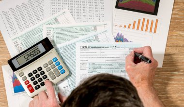 2017 görünümünü yukarıda IRS form 1040 ahşap masanın üzerinde