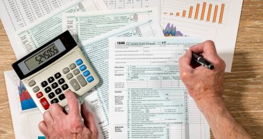 2017 görünümünü yukarıda IRS form 1040 ahşap masanın üzerinde