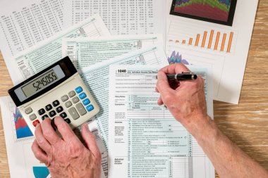 2017 görünümünü yukarıda IRS form 1040 ahşap masanın üzerinde