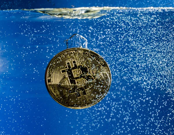 Bitcoin affondamento attraverso l'acqua come esempio di calo del prezzo — Foto Stock