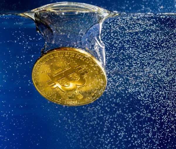 Bitcoin hundiéndose a través del agua como ilustración de la caída del precio —  Fotos de Stock