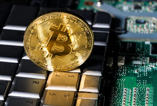 Bitcoin munt permanent op toetsenbord van de computer — Stockfoto