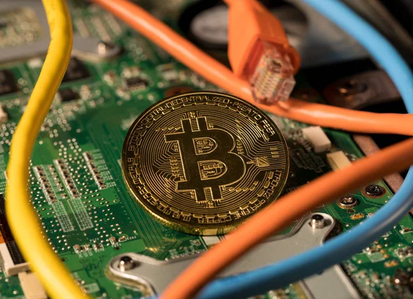 Bitcoin moeda de pé na placa-mãe do computador — Fotografia de Stock