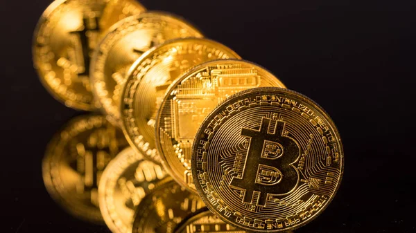 Bitcoins debout dans une rangée comme des dominos sur le point de tomber — Photo