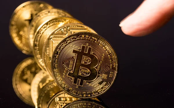 Bitcoiny stojących w rzędzie jak Domino z palca — Zdjęcie stockowe