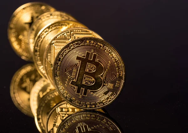 Bitcoiny stojących w rzędzie jak Domino upadku — Zdjęcie stockowe