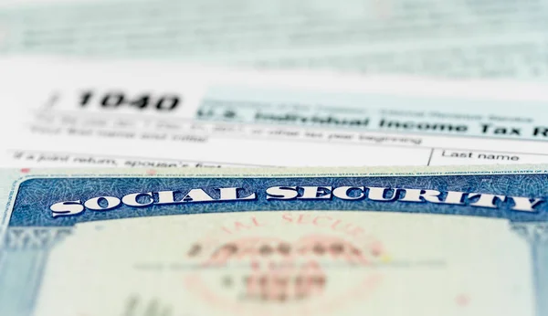 USA Social Security Card on calculations of tax for retirement — Stock Photo, Image