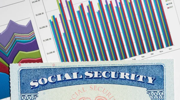 US-Sozialversicherungskarte auf Diagrammen des Einkommens für die Rente — Stockfoto