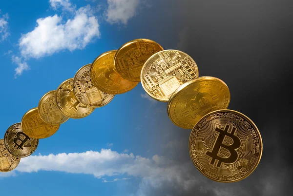 Monety Bitcoin rosną i spadają z nieba — Zdjęcie stockowe