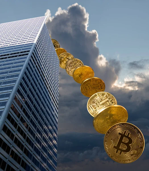 Bitcoin munten daalt van gebouw — Stockfoto