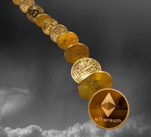 Eter i bitcoin monety spada z nieba — Zdjęcie stockowe