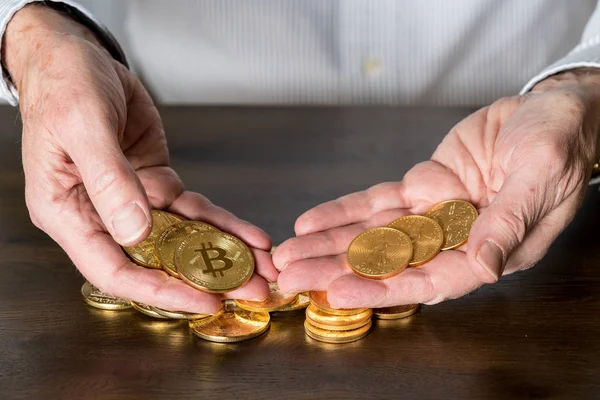 Vergleich zwischen Gold und Bitcoin als Kapitalanlage — Stockfoto