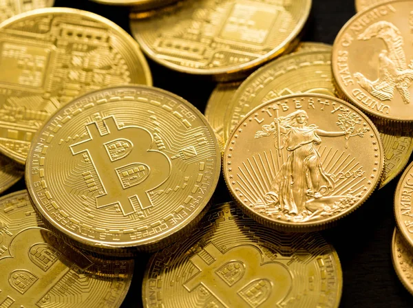 Vergleich zwischen Gold und Bitcoin als Kapitalanlage — Stockfoto