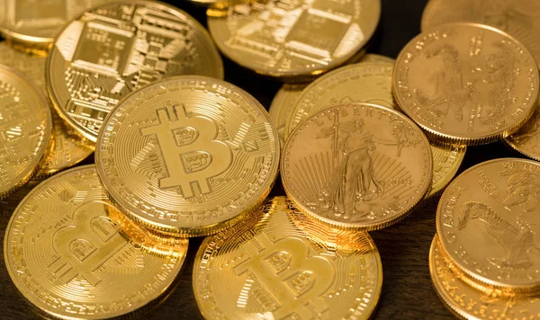 Vergleich zwischen Gold und Bitcoin als Kapitalanlage — Stockfoto