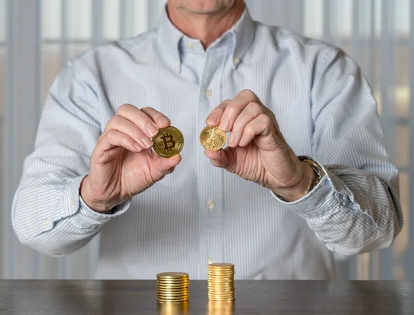 Comparación entre oro y bitcoin como inversión —  Fotos de Stock