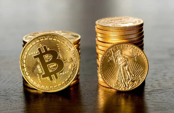 Porównanie między złota i bitcoin jako inwestycja — Zdjęcie stockowe