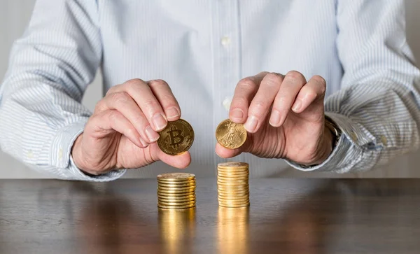 Comparison between gold and bitcoin as an investment — Stock Photo, Image