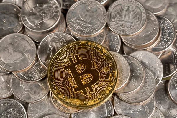 Bitcoin colocado en la parte superior de cambio suelto — Foto de Stock