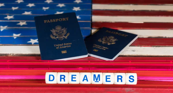 Conceito de sonhadores usando letras ortográficas na bandeira dos EUA — Fotografia de Stock