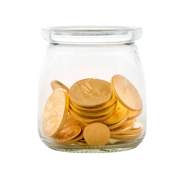 Zlaté mince uvnitř sklenice představují úspory nebo investice — Stock fotografie