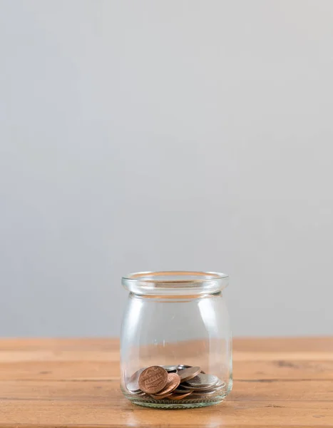 Loose change inside glass jar to represent retirement savings — Stock Photo, Image