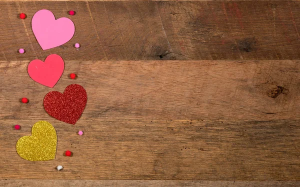 Kształty serca na powierzchni drewnianych na Walentynki — Zdjęcie stockowe