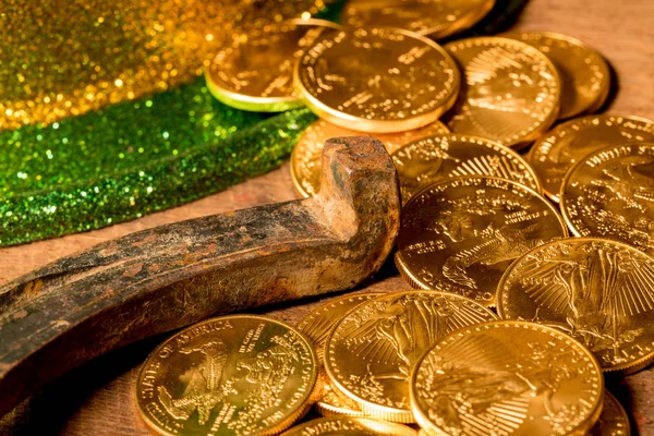 Σωρός από χρυσά νομίσματα από το πράσινο καπέλο ημέρα του Αγίου Πατρικίου — Φωτογραφία Αρχείου