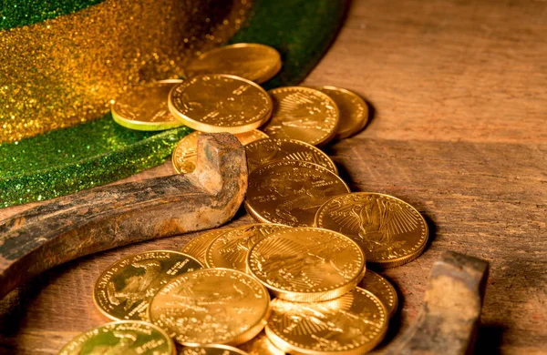 Pile af guldmønter fra grøn hat St Patricks Day - Stock-foto