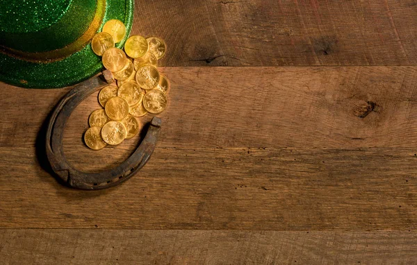 Σωρός από χρυσά νομίσματα από το πράσινο καπέλο ημέρα του Αγίου Πατρικίου — Φωτογραφία Αρχείου