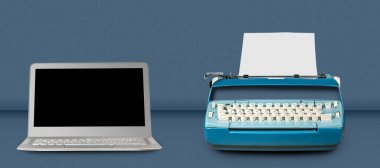 Mavi masa arka plan üstünde laptop ile eski elektrikli daktilo