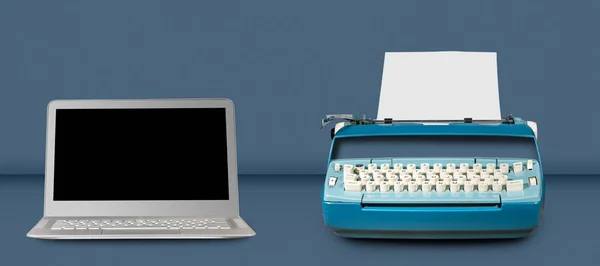 Vecchia macchina da scrivere elettrica con computer portatile su sfondo blu tavolo — Foto Stock