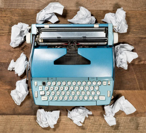 Gammal elektrisk skrivmaskin för roman med många misslyckade försök — Stockfoto