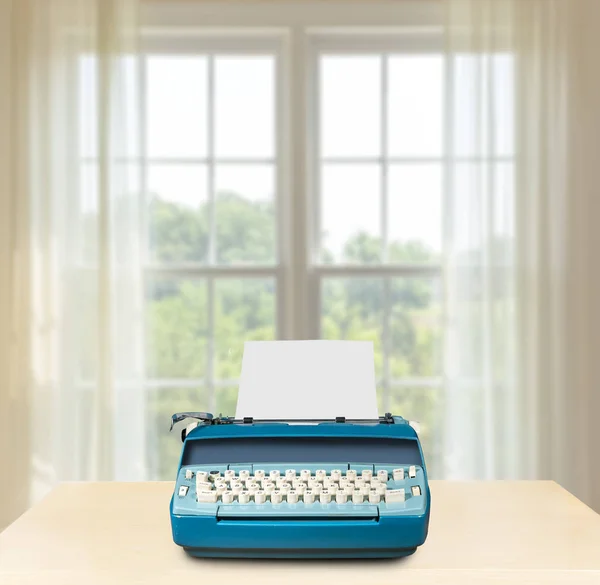 Elektromos írógép előtt világos ablak — Stock Fotó