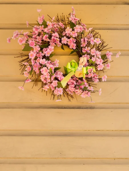 Corona de flores rosa decorada para Pascua con conejo —  Fotos de Stock