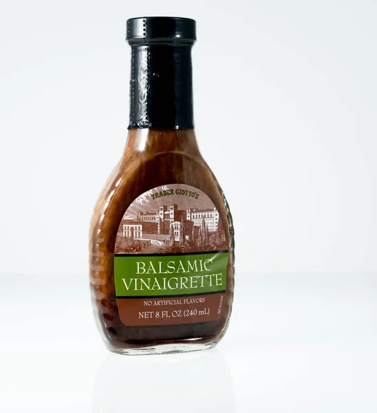 Balsamik salata sosu açıklayıcı editoryal fotoğraf — Stok fotoğraf