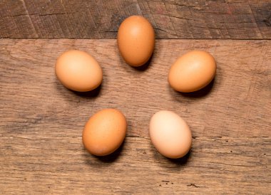 Desen yumurta Paskalya için rustik ahşap tablo